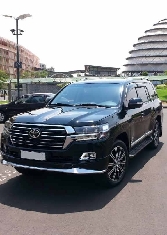 Rwanda 4WD Hire: Land Cruiser V8 for Premium Safaris